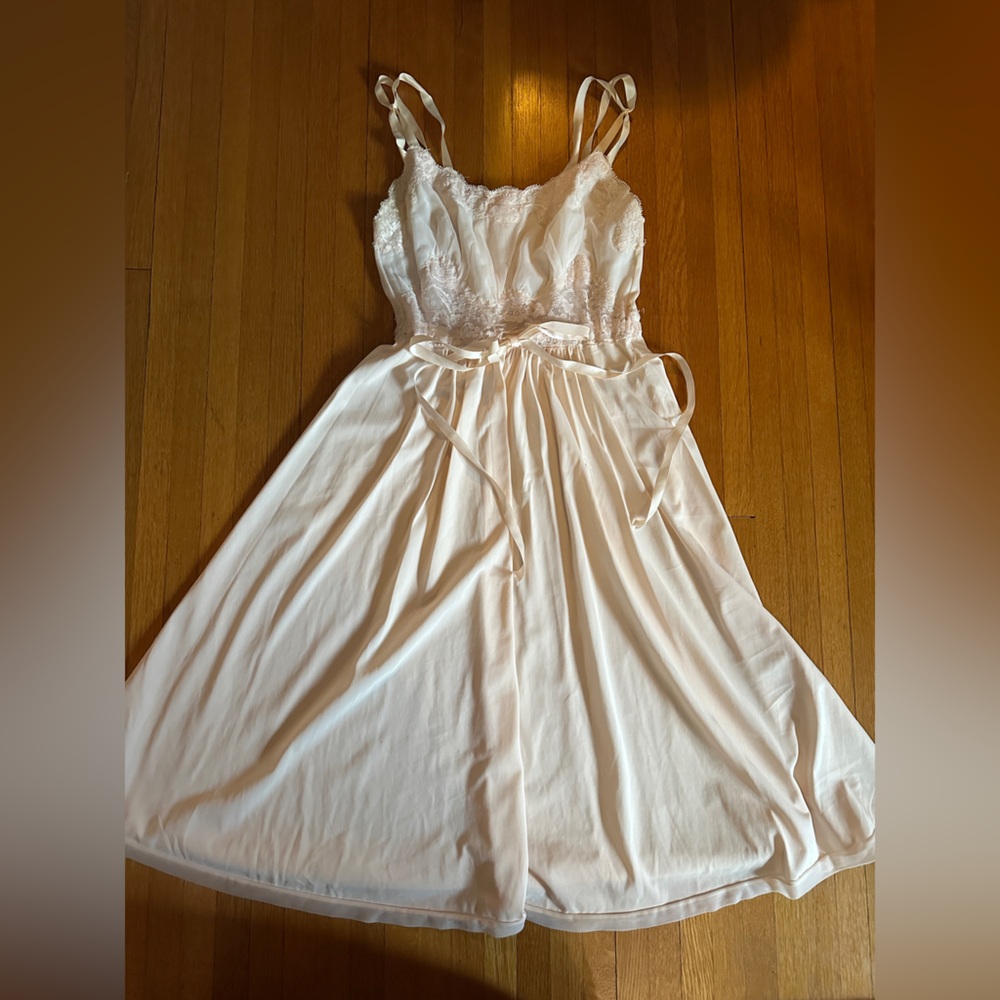 Vtg Vanity Fair Pale Pink with Front Ribbon Tie Chemise Slip, Size 32 (Modern S)